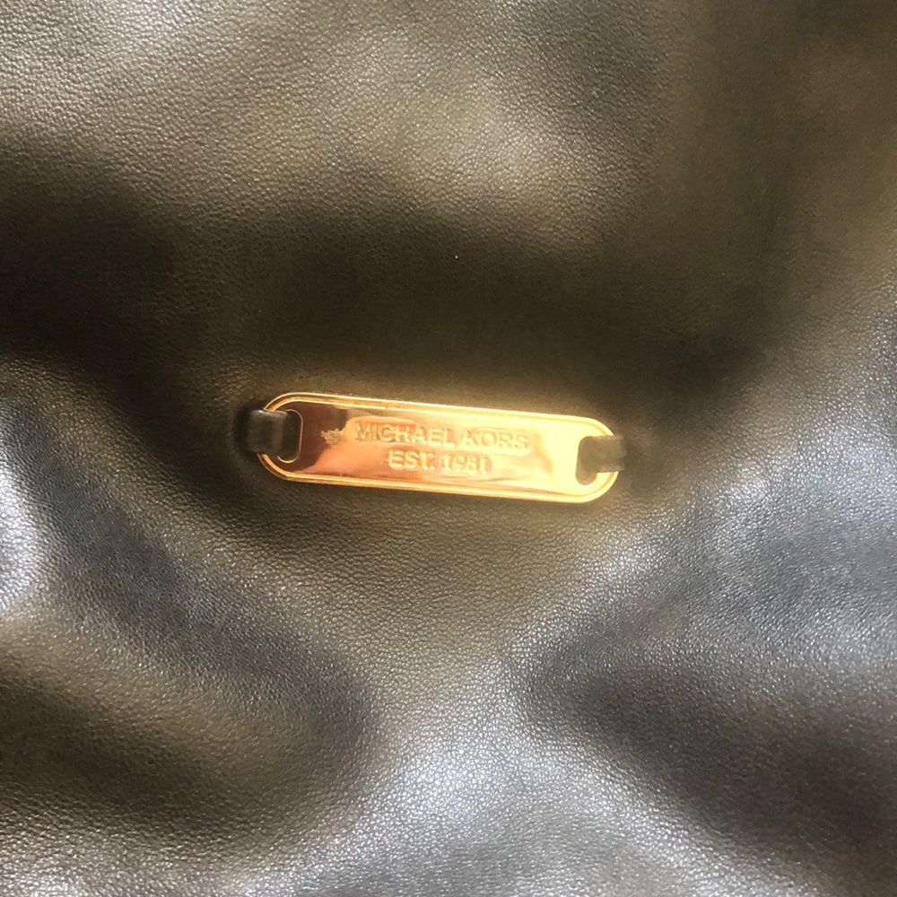 Like new ! Worn 2 times . Michael Kors leather bag - Picture 2 of 5
